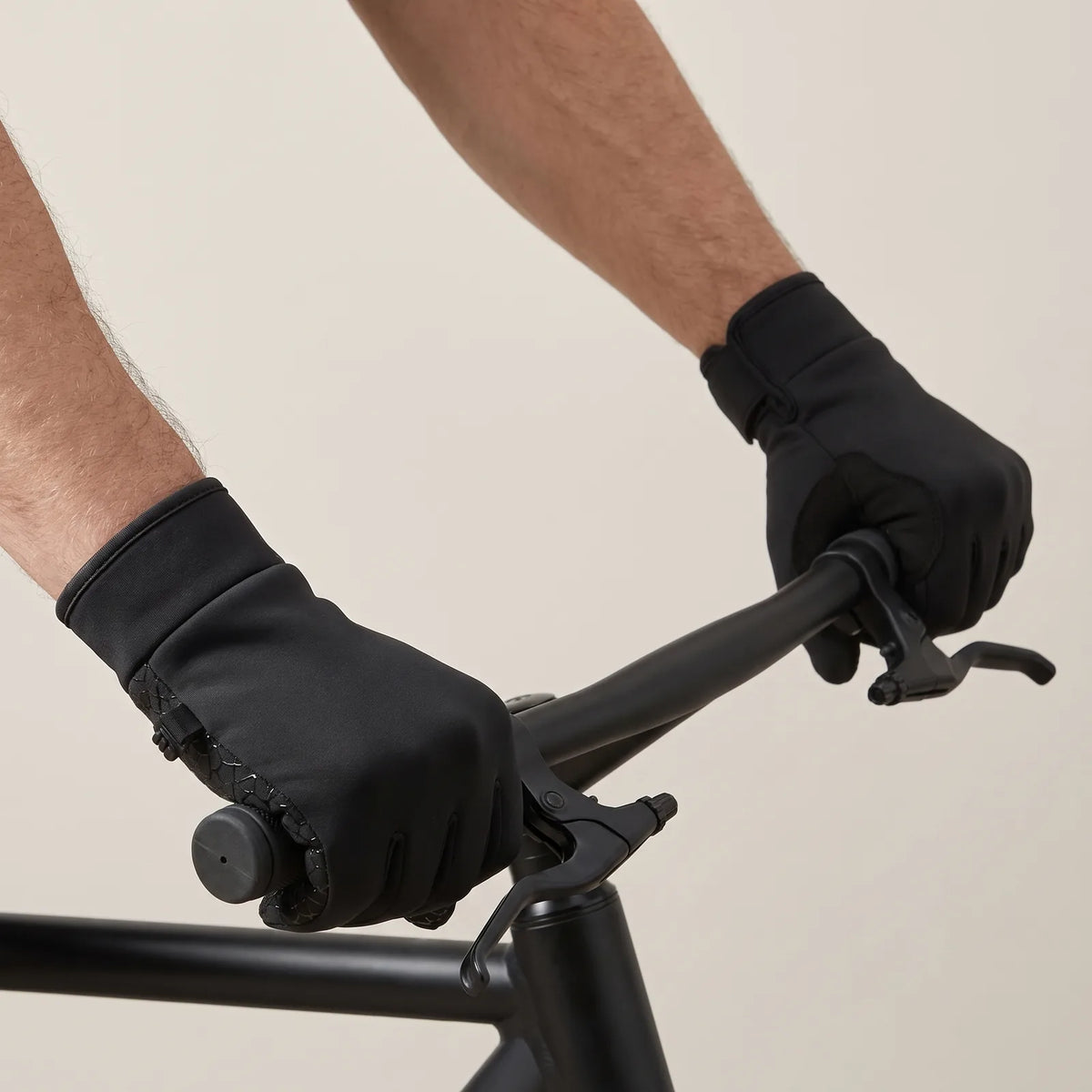 Beide Hände in Fahrradhandschuhen am Lenker